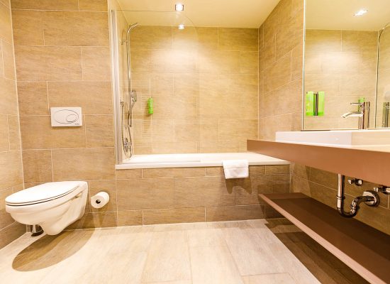 Bad und WC des Hotelzimmers