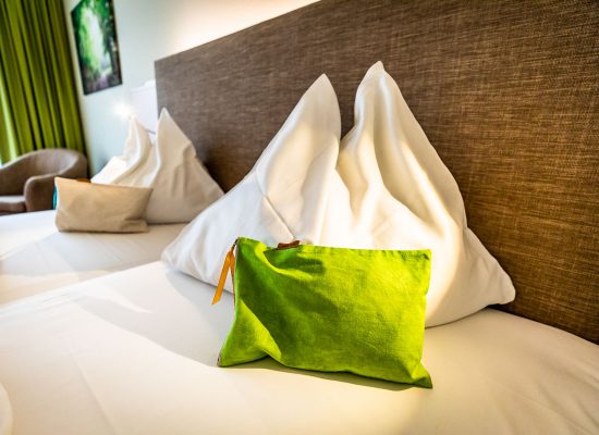 Bett mit Polster im Hotelzimmer